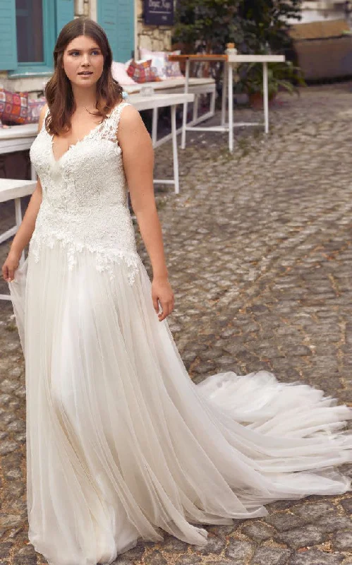 Plus Size Floral Boho Lace Wedding Dress Sexy Elegant Tulle V-Neck Court Train Button Back Bridal Gown